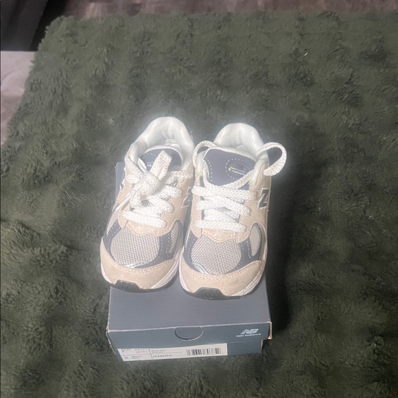 New Balance Kids Beige and Blue Sneakers - Picture 1 of 8